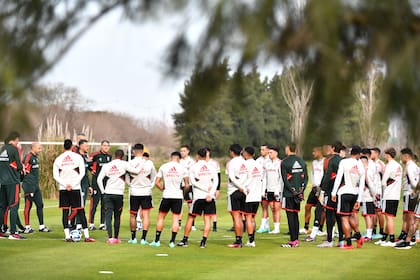 Martín Demichelis al frente del entrenamiento de River