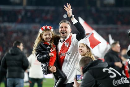 Martín Demichelis celebra con sus hijas Emma y Lola la conquista de la Liga Profesional; la familia es fundamental para el entrenador, y se arriesgó a moverla de Alemania para tomar un reto en River.