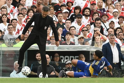 Martín Demichelis controla una pelota que se fue por un costado, ante una barrida de Ezequiel Fernández; el entrenador de River se fue "amargado" por el 1-1 contra Boca en el superclásico por la Copa de la Liga Profesional.