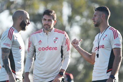 Martín Demichelis conversa en un entrenamiento con sus asistentes Javier Pinola y Germán Lux