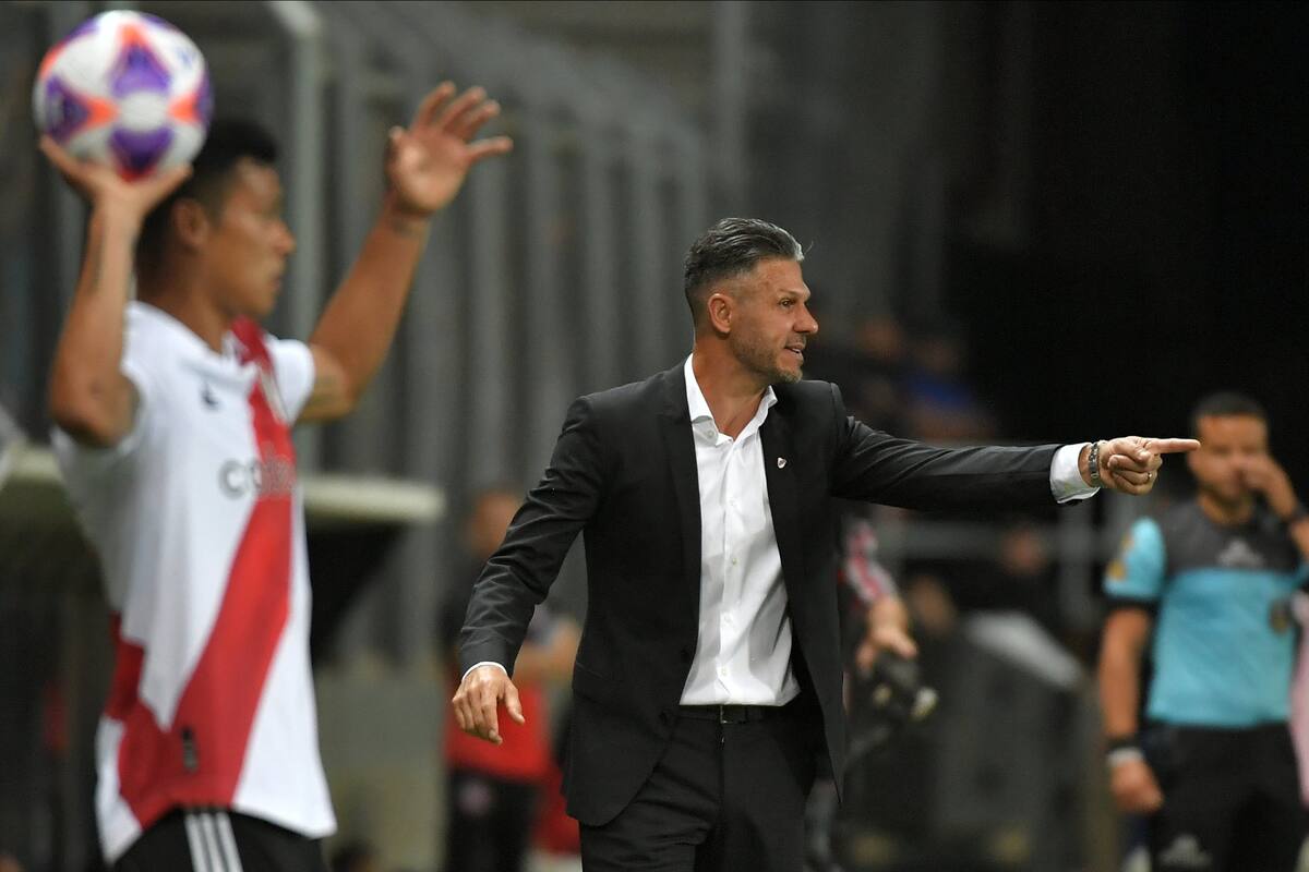 Martín Demichelis dando indicaciones en el primer amistoso como DT de River ante Unión La Calera; vive los partidos con intensidad