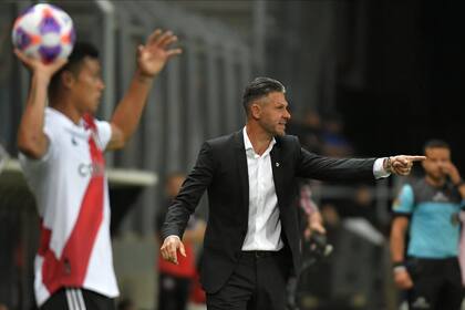Martín Demichelis dando indicaciones en el primer amistoso como DT de River ante Unión La Calera; vive los partidos con intensidad