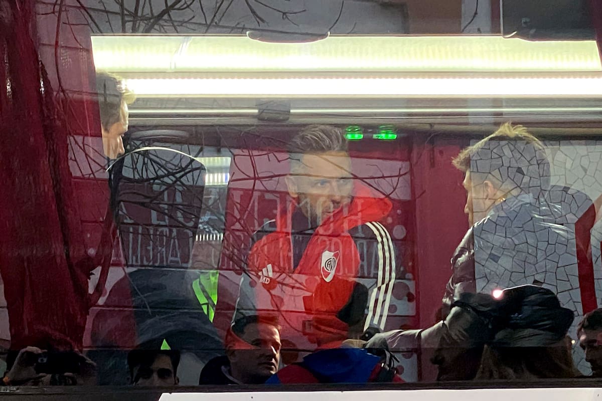 Martín Demichelis después de la derrota con Argentinos: charlando en el micro del plantel junto a Leonardo Ponzio, integrante de la secretaría de fútbol, y Jorge Brito, presidente de River