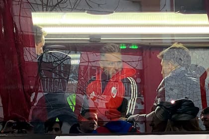 Martín Demichelis después de la derrota con Argentinos: charlando en el micro del plantel junto a Leonardo Ponzio, integrante de la secretaría de fútbol, y Jorge Brito, presidente de River