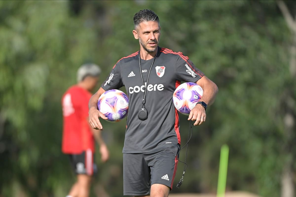 Martín Demichelis, el dueño de la pelota en el nuevo River, que se estrenará este sábado contra Central Córdoba en Santiago del Estero, por la Liga Profesional de Fútbol.