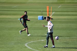 Demichelis quiere reforzar la defensa de River: qué nombre se aseguró y cuáles tiene en carpeta