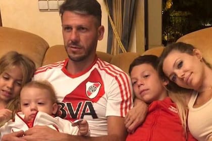 En familia, mirando a River por televisión.