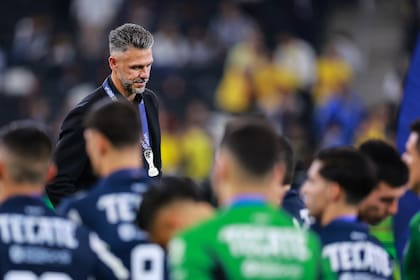 Martín Demichelis, pese a la pesadumbre por no conseguir el título, no se quitó la medalla del segundo puesto