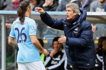Martín Demichelis recibiendo órdenes del ingeniero Pellegrini durante su paso por Manchester City