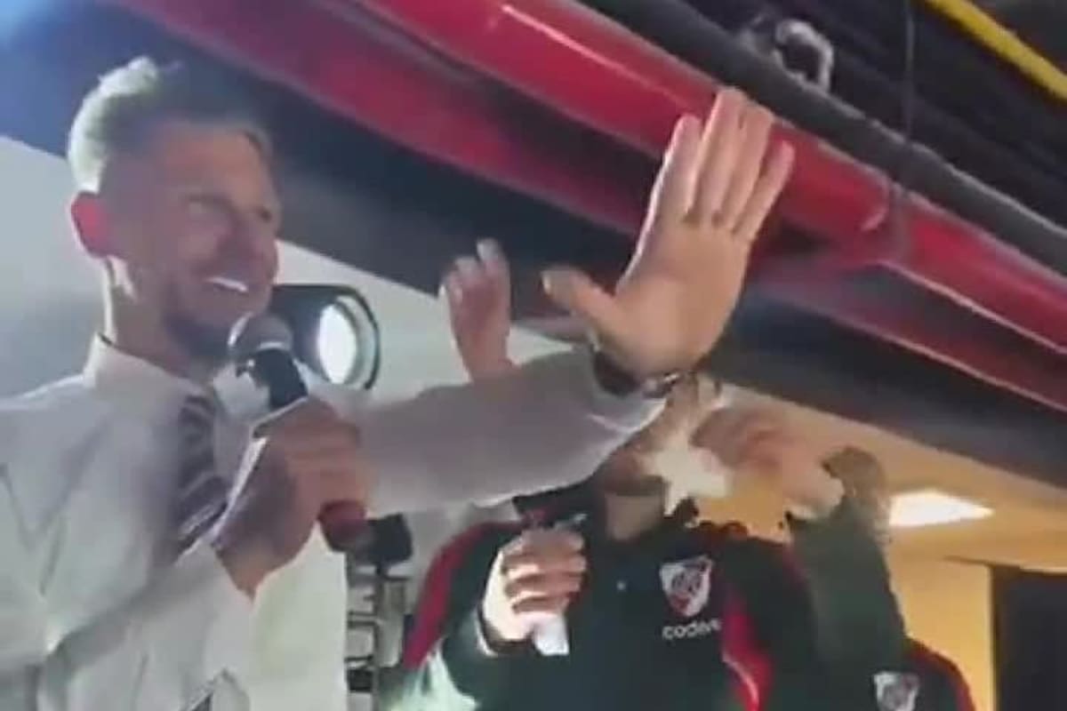 Martín Demichelis se subió al escenario para dirigir la batuta del íntimo festejo de River