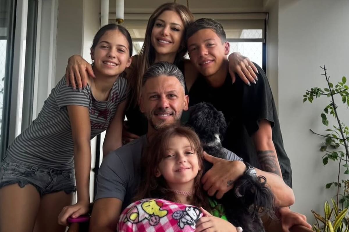 Martín Demichelis vivió un momento de tensión junto a Bastian, Lola y Emma en las playas de José Ignacio y requirió asistencia para salir del mar (Foto: Instagram/@lolademichelis)