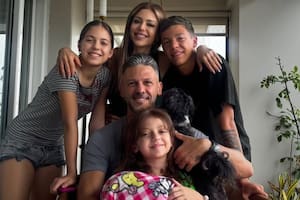 Martín Demichelis vivió un momento de tensión junto a Bastian, Lola y Emma en las playas de José Ignacio y requirió asistencia para salir del mar (Foto: Instagram/@lolademichelis)
