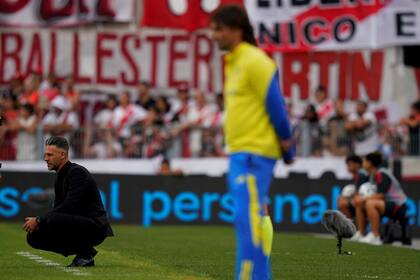 Martín Demichelis y Diego Martínez, observando una escena del partido que disputaron River y Boca en el Monumental, por la Copa de la Liga: finalizó 1-1