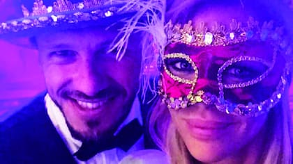 Martín Demichelis y Evangelina Anderson también se entusiasmaron con el cotillón artesanal y subieron una selfie a sus redes sociales.