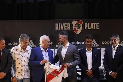 Martin Demichelis y la foto del final, junto a leyendas como el Beto Alonso y Ubaldo Fillol, además de Leo Ponzio y Enzo Francescoli