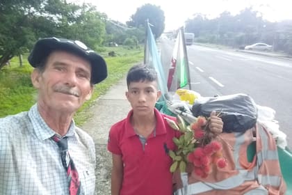 Martín Echegaray Davies caminó en soledad, arrastrando su carricatre, como bautizó al carrito donde llevaba sus pertenencias