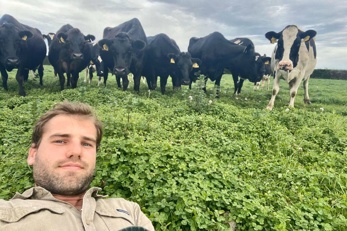 Martín en el campo Waioto, en Nueva Zelanda donde trabaja hace un año