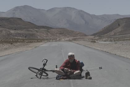 Martín en la ruta de Salta, durante el rodaje del segundo documental