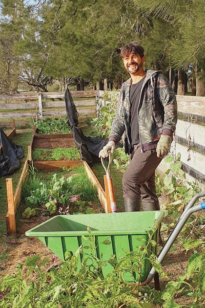 Martín es director de comerciales. Al principio de la pandemia, la publicidad se frenó completamente y Natalia le sugirió que se instalara en El Romerillo, el campo de la familia, y volviera a darle vida a la huerta.