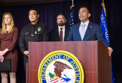 Martin Estrada, el exfiscal de Estados Unidos para el Distrito Central de California, aseguró que los acusados se aprovecharon de la adicción de Perry para enriquecerse