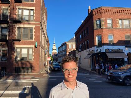Martín estudió en Harvard entre 2019 y 2021, pero, debido a la pandemia, su acto de colación se retrasó. Finalmente, recibió su diploma el domingo pasado