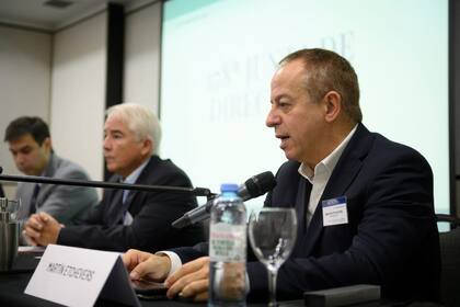 Martín Etchevers, presidente de ADEPA, en la reunión de la Junta de Directores.