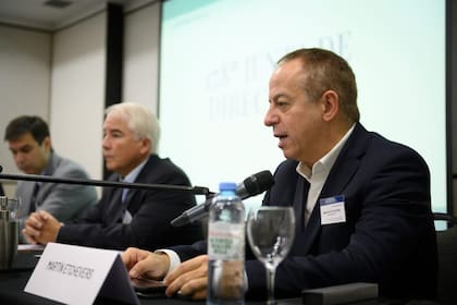 Martín Etchevers, presidente de ADEPA, en la reunión de la Junta de Directores