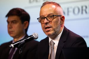 Martín Etchevers, presidente de la Comisión de Libertad de Prensa e Información; a la izquierda, el presidente de ADEPA, Daniel Dessein