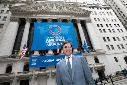 Martín Eurnekian, CEO de Corporación América Airports y presidente de AA2000, tras tocar la campana en Wall Street