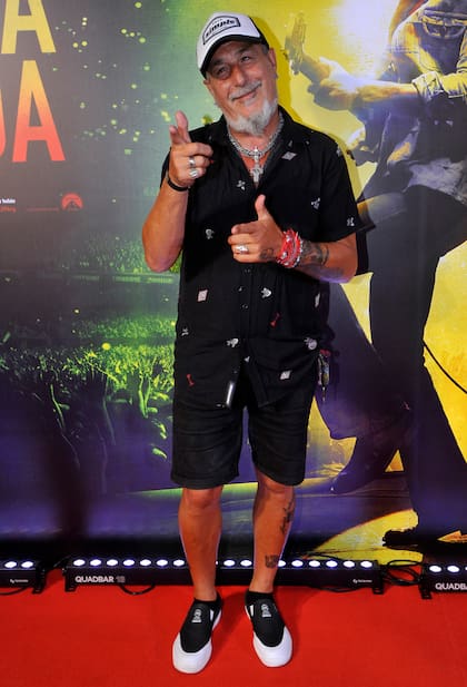 Martín Fabio, el Mono de Kapanga, posó divertido para las cámaras. El músico lució, además de sus clásicas cadenas, una camisa negra con estampas, una bermuda a tono y zapatillas