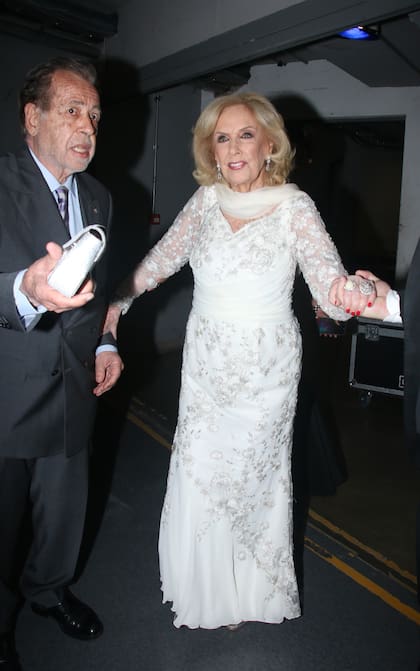 Mirtha Legrand, impecable. Si bien la diva no pasó por la alfombra roja, se preparó para esta ocasión especial y lució un vestido de Mario Vidal para Iara, en color blanco
