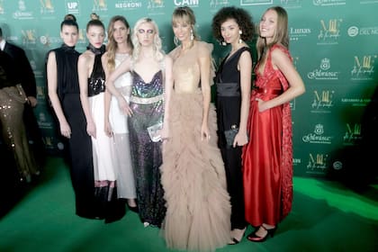 Lorena Ceriscioli -con vestido de Javier Saiach- y las modelos de su agencia, Lo Management
