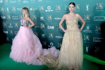 Premiadas por su estilo como panelista femenina y como mejor influencer: Debora Plager con vestido de Claudio Cosano y Angie Landaburu, lookeada con un Oscar de la Renta