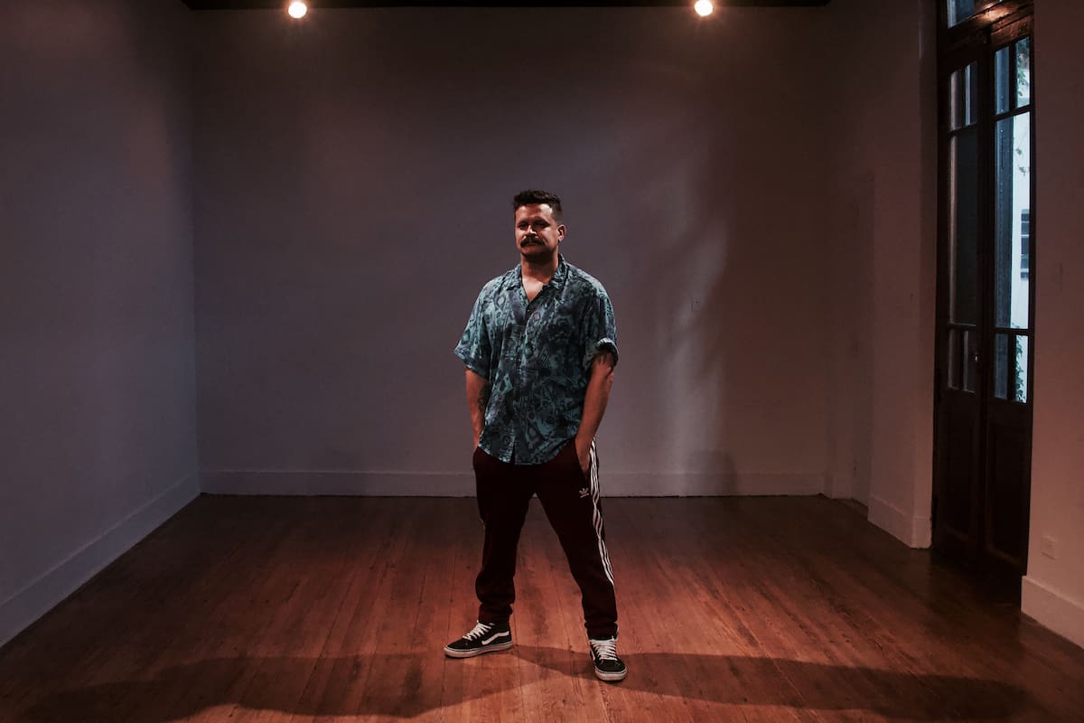 Martín Flores Cárdenas considera que hacer teatro en su sala es como realizar una reunión social íntima en un living de una casa a la que se le tiró una pared abajo