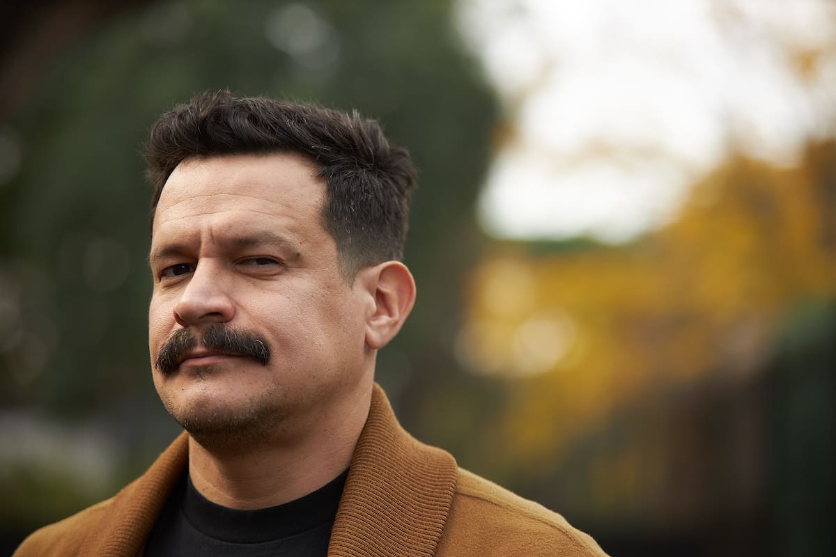 Martín Flores Cárdenas, dramaturgo, actor y director de la obra Al oeste: capítulos I y II, en la que el creador explora su pasado y abre interrogantes sobre las clasificaciones escénicas