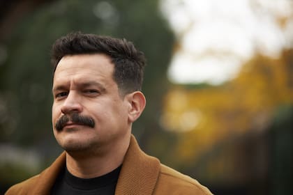 Martín Flores Cárdenas, dramaturgo, actor y director de la obra Al oeste: capítulos I y II, en la que el creador explora su pasado y abre interrogantes sobre las clasificaciones escénicas