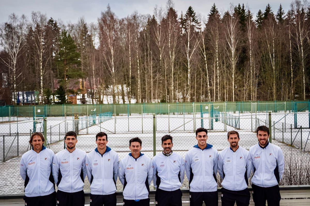 Martín García (subcapitán), Cachin, Bagnis, Coria (capitán), Machi González, Cerúndolo, Molteni y Leonardo Mayer (asistente técnico), el equipo argentino que disputará los Qualifiers de la Copa Davis ante Finlandia, en Espoo