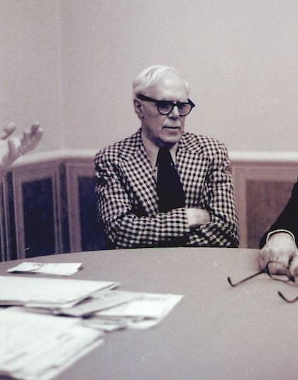 Martin Gardner, considerado un maestro de las matemáticas recreacionales, popularizó el problema de los 9 prisioneros, que ideó Henry Ernest Dudeney con la esencia de las colegialas de Kirkman