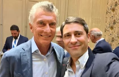 Martín Goerling, jefe de bloque de senadores de Pro, junto a Mauricio Macri