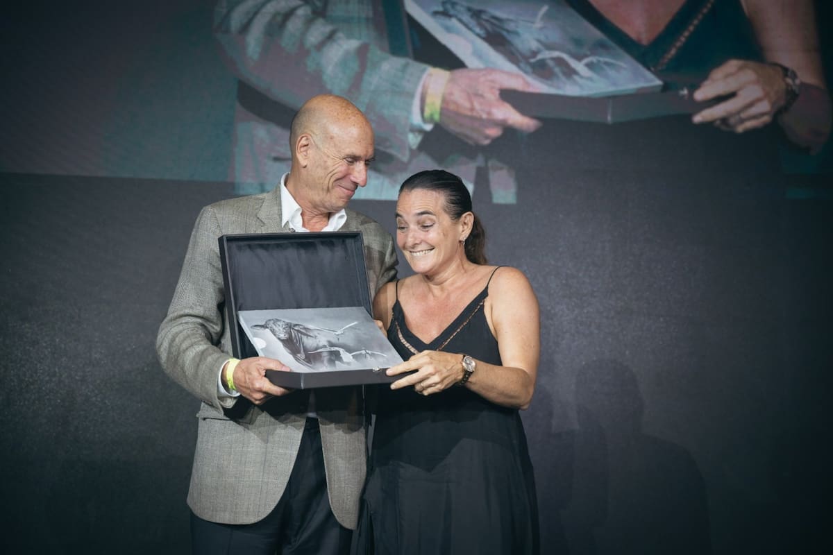 Martín Goldstein, directivo de la Asociación Argentina de Brangus, le entrega una distinción a Mariana Reinke, periodista de LN Campo, ayer, en La Rural
