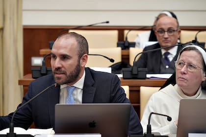 Martín Guzmán, al exponer hoy en el Vaticano