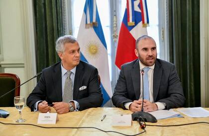 Martín Guzmán con su par chileno Claudio Huepe Minoletti