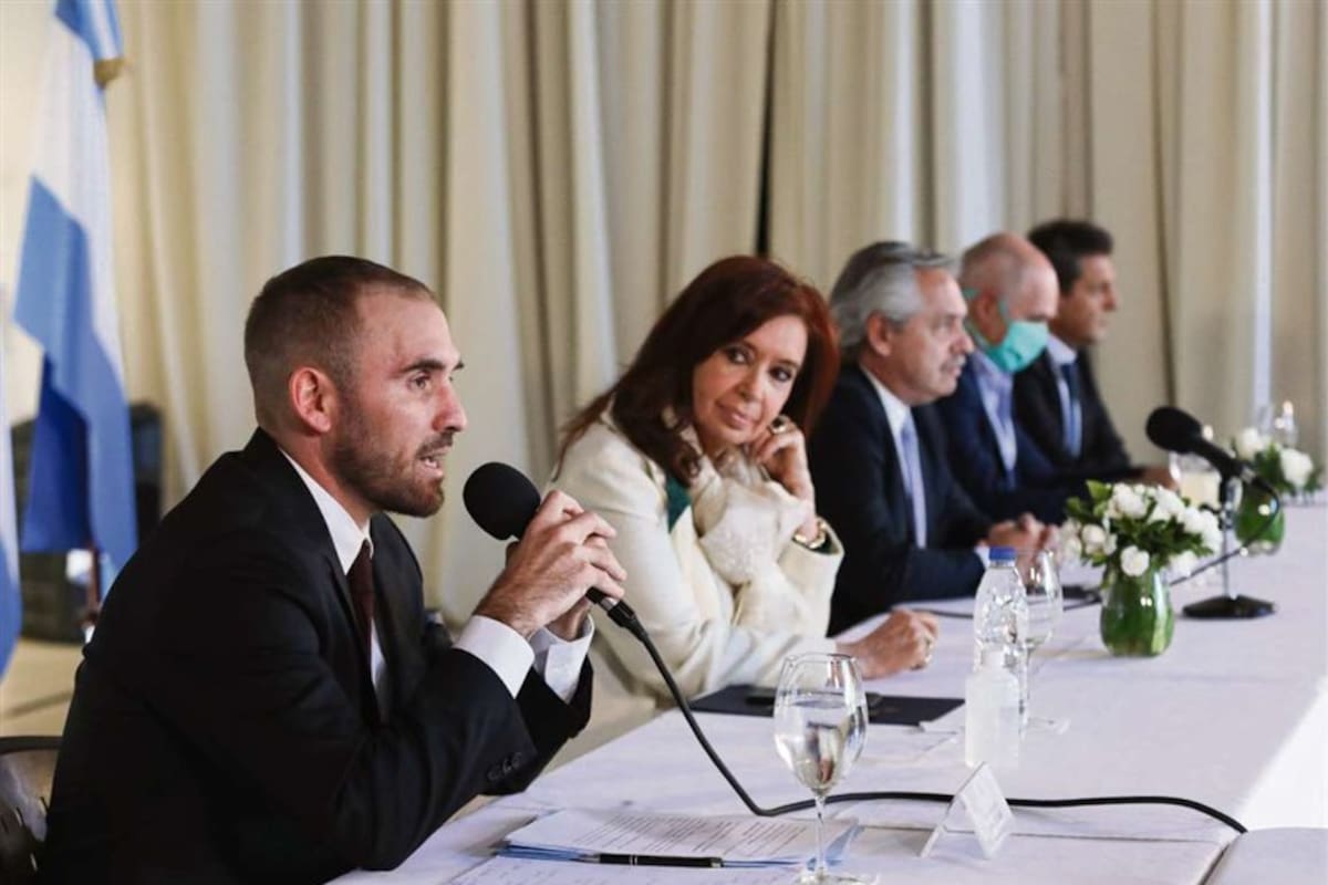 Martín Guzmán, Cristina Kirchner, Alberto Fernández, Horacio Rodríguez Larreta y Sergio Massa, ayer, en la quinta de Olivos ,245x175mm