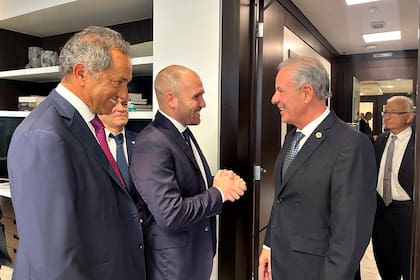 Martín Guzmán, en Brasil, con el ministro de Minas de ese país, Bento Albuquerque, y el embajador Daniel Scioli