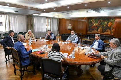 Martín Guzmán, este martes junto a Héctor Daer y sindicalistas del sector energético.