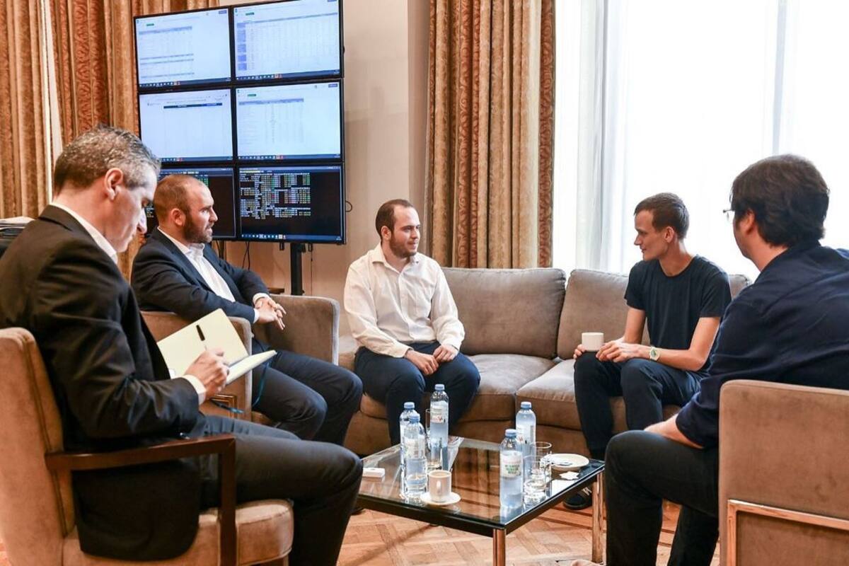 Martín Guzmán recibió en la sede del Ministerio de Economía a Vitalik Buterin