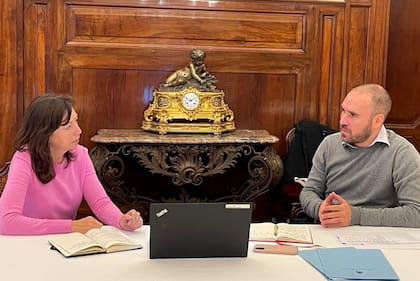 Martín Guzmán reunido con una funcionaria del FMI