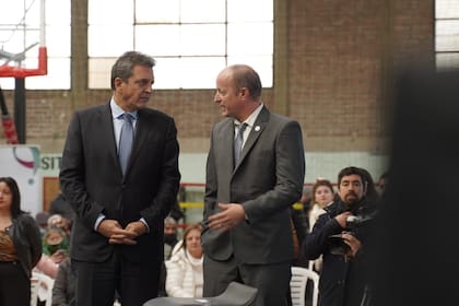 Martín Insaurralde, aspirante a suceder a Kicillof, junto con Massa