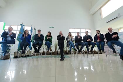Martín Insaurralde, en el centro, este miércoles en un acto en Merlo