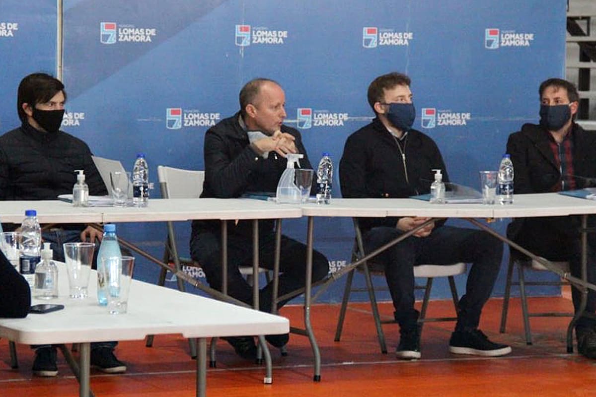 Martín Insaurralde junto a Federico Thea, y otros funcionarios